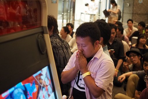 画像ギャラリー No.019のサムネイル画像 / 「ARC REVOLUTION CUP 2015」フォトレポート。「GUILTY GEAR」や「BLAZBLUE」など,計4タイトルの優勝者達へのインタビューも掲載