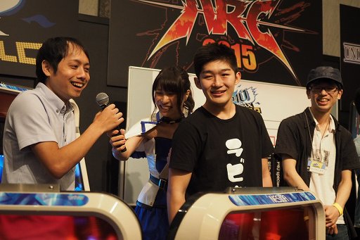 画像ギャラリー No.020のサムネイル画像 / 「ARC REVOLUTION CUP 2015」フォトレポート。「GUILTY GEAR」や「BLAZBLUE」など,計4タイトルの優勝者達へのインタビューも掲載
