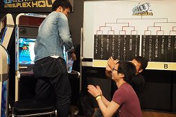 画像ギャラリー No.024のサムネイル画像 / 「ARC REVOLUTION CUP 2015」フォトレポート。「GUILTY GEAR」や「BLAZBLUE」など,計4タイトルの優勝者達へのインタビューも掲載