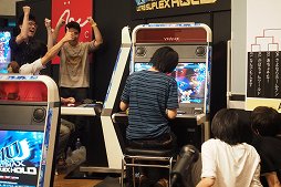 画像ギャラリー No.025のサムネイル画像 / 「ARC REVOLUTION CUP 2015」フォトレポート。「GUILTY GEAR」や「BLAZBLUE」など,計4タイトルの優勝者達へのインタビューも掲載