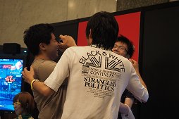 画像ギャラリー No.027のサムネイル画像 / 「ARC REVOLUTION CUP 2015」フォトレポート。「GUILTY GEAR」や「BLAZBLUE」など,計4タイトルの優勝者達へのインタビューも掲載