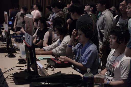 画像ギャラリー No.029のサムネイル画像 / 「ARC REVOLUTION CUP 2015」フォトレポート。「GUILTY GEAR」や「BLAZBLUE」など,計4タイトルの優勝者達へのインタビューも掲載