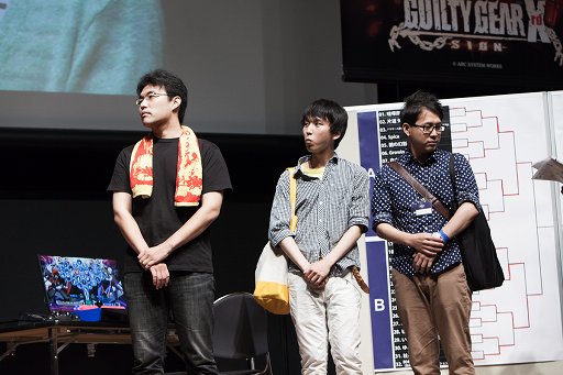 画像ギャラリー No.032のサムネイル画像 / 「ARC REVOLUTION CUP 2015」フォトレポート。「GUILTY GEAR」や「BLAZBLUE」など,計4タイトルの優勝者達へのインタビューも掲載