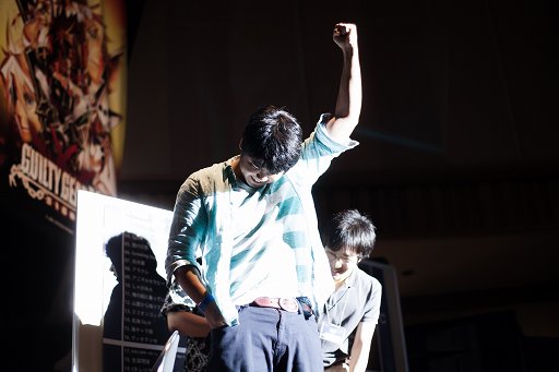 画像ギャラリー No.039のサムネイル画像 / 「ARC REVOLUTION CUP 2015」フォトレポート。「GUILTY GEAR」や「BLAZBLUE」など,計4タイトルの優勝者達へのインタビューも掲載