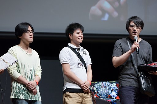 画像ギャラリー No.043のサムネイル画像 / 「ARC REVOLUTION CUP 2015」フォトレポート。「GUILTY GEAR」や「BLAZBLUE」など,計4タイトルの優勝者達へのインタビューも掲載