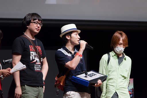 画像ギャラリー No.045のサムネイル画像 / 「ARC REVOLUTION CUP 2015」フォトレポート。「GUILTY GEAR」や「BLAZBLUE」など,計4タイトルの優勝者達へのインタビューも掲載