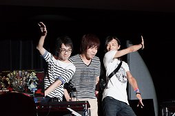 画像ギャラリー No.046のサムネイル画像 / 「ARC REVOLUTION CUP 2015」フォトレポート。「GUILTY GEAR」や「BLAZBLUE」など,計4タイトルの優勝者達へのインタビューも掲載