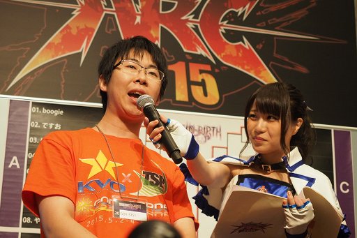 画像ギャラリー No.053のサムネイル画像 / 「ARC REVOLUTION CUP 2015」フォトレポート。「GUILTY GEAR」や「BLAZBLUE」など,計4タイトルの優勝者達へのインタビューも掲載