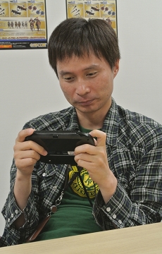 画像集#018のサムネイル/PS Vita版「モンスターハンター フロンティアG」の正式サービス開始が迫る。初となる携帯ゲーム機展開について杉浦一徳氏と木本龍己氏に聞いた