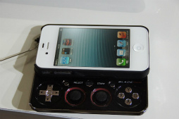 Tgs 13 会場で見つけたiphone用ゲームコントローラ Bladepad を紹介 スライド式で持ち運びラクチン ボタンもなかなか本格派