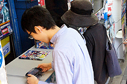 ������#006�Υ���ͥ���/���ŷ�ʸ�� FIGHTING CLIMAX�ס�ŹƬ�θ���ν������ݡ��ȡ��ץ��ǥ塼�����������ǥ��쥯�������Ļ�Υߥ˥��󥿥ӥ塼��Ǻ�