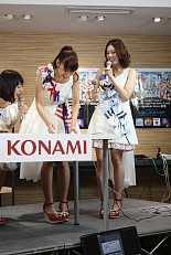 画像ギャラリー No.024のサムネイル画像 / BEMANIシリーズの最新アプリを体験できた「KONAMI App Premium Event」の様子をお届け。「Sweety」によるミニライブ&トークショーも開催