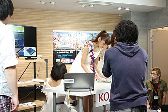 画像ギャラリー No.025のサムネイル画像 / BEMANIシリーズの最新アプリを体験できた「KONAMI App Premium Event」の様子をお届け。「Sweety」によるミニライブ&トークショーも開催