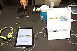 画像ギャラリー No.029のサムネイル画像 / BEMANIシリーズの最新アプリを体験できた「KONAMI App Premium Event」の様子をお届け。「Sweety」によるミニライブ&トークショーも開催