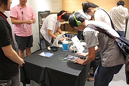 画像ギャラリー No.030のサムネイル画像 / BEMANIシリーズの最新アプリを体験できた「KONAMI App Premium Event」の様子をお届け。「Sweety」によるミニライブ&トークショーも開催