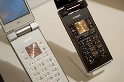 画像ギャラリー No.003のサムネイル画像 / KDDI 2015年春モデルスマートフォン3製品テストレポート。コンパクトで使い勝手重視の製品はどの程度の性能を備えるのか?