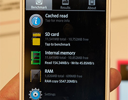 画像ギャラリー No.032のサムネイル画像 / KDDI 2015年春モデルスマートフォン3製品テストレポート。コンパクトで使い勝手重視の製品はどの程度の性能を備えるのか?