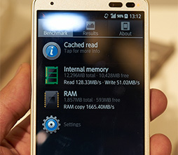 画像ギャラリー No.045のサムネイル画像 / KDDI 2015年春モデルスマートフォン3製品テストレポート。コンパクトで使い勝手重視の製品はどの程度の性能を備えるのか?