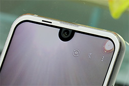 画像ギャラリー No.004のサムネイル画像 / シャープ,コンパクトタイプの新型スマホ「AQUOS R Compact」を発表。画面の一部にフロントカメラが食い込んだようなデザインに