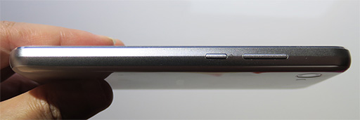 画像ギャラリー No.013のサムネイル画像 / シャープ,コンパクトタイプの新型スマホ「AQUOS R Compact」を発表。画面の一部にフロントカメラが食い込んだようなデザインに