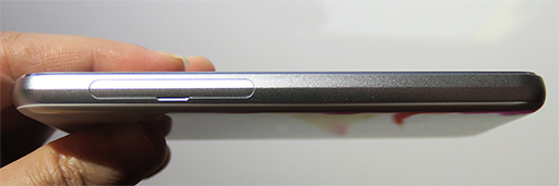 画像ギャラリー No.014のサムネイル画像 / シャープ,コンパクトタイプの新型スマホ「AQUOS R Compact」を発表。画面の一部にフロントカメラが食い込んだようなデザインに