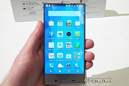 画像ギャラリー No.015のサムネイル画像 / シャープ,コンパクトタイプの新型スマホ「AQUOS R Compact」を発表。画面の一部にフロントカメラが食い込んだようなデザインに