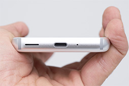 画像ギャラリー No.011のサムネイル画像 / シャープ製スマートフォン「AQUOS R Compact」レビュー。ゲームもけっこういける小型で高性能な端末だ