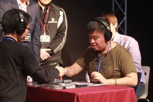 画像ギャラリー No.014のサムネイル画像 / 世界中のヴァンガードファイターが秋葉原に集結! 熱戦が繰り広げられた「ファイターズクライマックス2018 世界決勝大会」をレポート