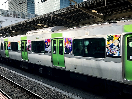 画像ギャラリー No.001のサムネイル画像 / 「カードファイト!! ヴァンガード」「ヴァンガード ZERO」の山手線ラッピングトレインが4月4日まで運行