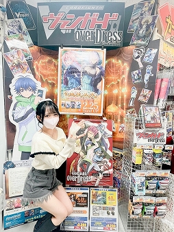 画像ギャラリー No.005のサムネイル画像 / 「カードファイト!! ヴァンガード」リリカルブースター第2弾発売記念に反田葉月さんが秋葉原の店舗巡りを実施