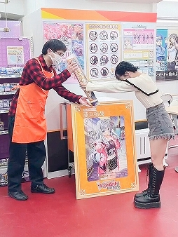 画像ギャラリー No.006のサムネイル画像 / 「カードファイト!! ヴァンガード」リリカルブースター第2弾発売記念に反田葉月さんが秋葉原の店舗巡りを実施
