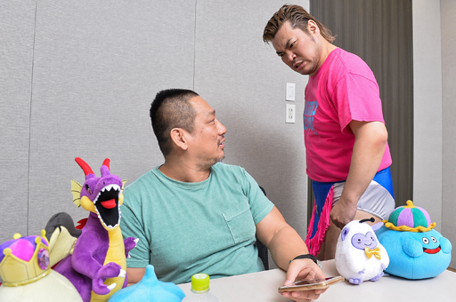 画像ギャラリー No.005のサムネイル画像 / 負けたら即引退!「DQMSL」DDT高木社長vs.男色ディーノ選手――こいつら戦いながら新バージョン6を紹介してやがる……!