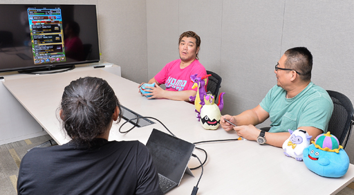 画像ギャラリー No.008のサムネイル画像 / 負けたら即引退!「DQMSL」DDT高木社長vs.男色ディーノ選手――こいつら戦いながら新バージョン6を紹介してやがる……!