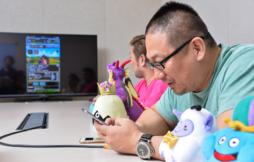 画像ギャラリー No.009のサムネイル画像 / 負けたら即引退!「DQMSL」DDT高木社長vs.男色ディーノ選手――こいつら戦いながら新バージョン6を紹介してやがる……!