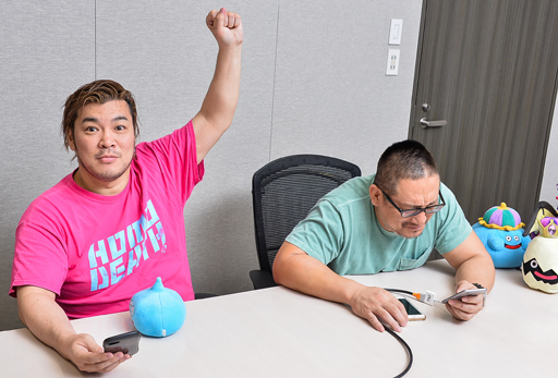 画像ギャラリー No.012のサムネイル画像 / 負けたら即引退!「DQMSL」DDT高木社長vs.男色ディーノ選手――こいつら戦いながら新バージョン6を紹介してやがる……!