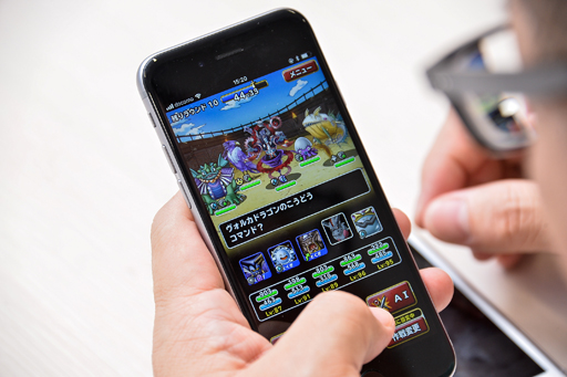 画像ギャラリー No.013のサムネイル画像 / 負けたら即引退!「DQMSL」DDT高木社長vs.男色ディーノ選手――こいつら戦いながら新バージョン6を紹介してやがる……!