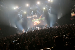 画像ギャラリー No.002のサムネイル画像 / 「モンスターストライク」の“レッドリドラ”がWHITE ASHと共演。ツアーファイナルで関連楽曲を演奏