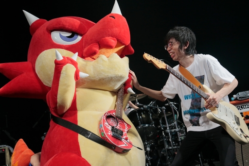 画像ギャラリー No.003のサムネイル画像 / 「モンスターストライク」の“レッドリドラ”がWHITE ASHと共演。ツアーファイナルで関連楽曲を演奏