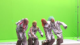 画像ギャラリー No.004のサムネイル画像 / 「モンスト」の新CM“8周年モンパカパーン!”篇が10月4日にオンエア。宇宙人がスマホの開発に奮闘するコミカルな内容に