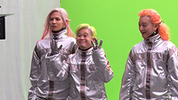 画像ギャラリー No.005のサムネイル画像 / 「モンスト」の新CM“8周年モンパカパーン!”篇が10月4日にオンエア。宇宙人がスマホの開発に奮闘するコミカルな内容に