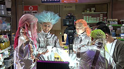 画像ギャラリー No.006のサムネイル画像 / 「モンスト」の新CM“8周年モンパカパーン!”篇が10月4日にオンエア。宇宙人がスマホの開発に奮闘するコミカルな内容に