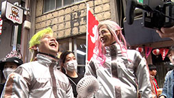 画像ギャラリー No.010のサムネイル画像 / 「モンスト」の新CM「福引」篇が本日よりオンエア。満島真之介さんらが扮する宇宙人4人組がスマホを入手すべくガラポンに挑む