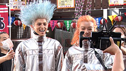 画像ギャラリー No.011のサムネイル画像 / 「モンスト」の新CM「福引」篇が本日よりオンエア。満島真之介さんらが扮する宇宙人4人組がスマホを入手すべくガラポンに挑む