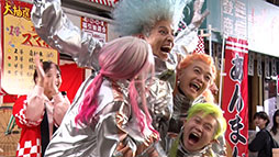 画像ギャラリー No.012のサムネイル画像 / 「モンスト」の新CM「福引」篇が本日よりオンエア。満島真之介さんらが扮する宇宙人4人組がスマホを入手すべくガラポンに挑む