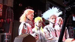 画像ギャラリー No.013のサムネイル画像 / 「モンスト」の新CM「福引」篇が本日よりオンエア。満島真之介さんらが扮する宇宙人4人組がスマホを入手すべくガラポンに挑む