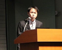 画像ギャラリー No.003のサムネイル画像 / 「ドリフトスピリッツ」，ガッツ石松さんと菊地亜美さんが駆けつけたCM発表会が開催。2人の天然発言で盛り上がったイベントの模様をお届け