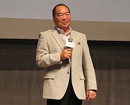 画像ギャラリー No.006のサムネイル画像 / 「ドリフトスピリッツ」，ガッツ石松さんと菊地亜美さんが駆けつけたCM発表会が開催。2人の天然発言で盛り上がったイベントの模様をお届け