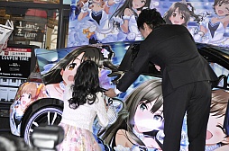 大橋彩香さんと福原綾香さんがゲームに登場するコラボカーの実車にサインを入れた ドリスピ デレステ コラボ記念イベントをレポート