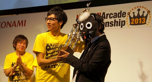 画像ギャラリー No.005のサムネイル画像 / 「KONAMI Arcade Championship 2012」2日目の模様をレポート。“三連覇”や海外勢の活躍に会場はヒートアップ