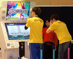 画像ギャラリー No.008のサムネイル画像 / 「KONAMI Arcade Championship 2012」2日目の模様をレポート。“三連覇”や海外勢の活躍に会場はヒートアップ